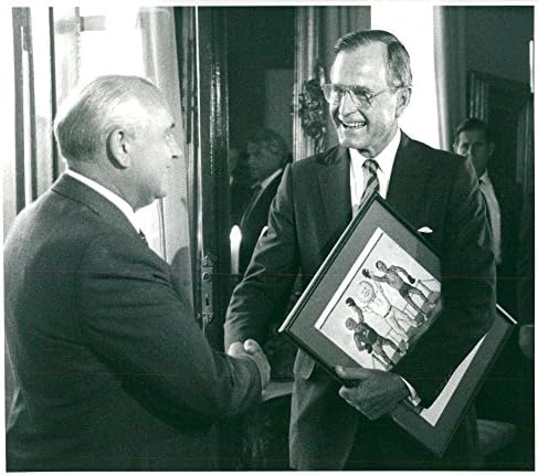 Vintage fotó amerikai Elnök, George Bush kezet a Szovjet Elnök, Mihail Gorbacsov a Helsinki csúcstalálkozó