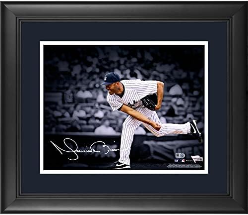 Mariano Rivera New York Yankees Keretes Dedikált 11 x 14 Pitching Reflektorfénybe Fénykép - Dedikált MLB Fotók
