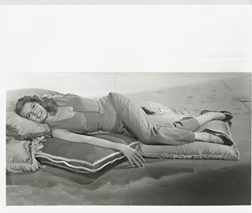 Rita Hayworth Alkalmi Ruha Feküdt a Párnák Teljes Fekete-Fehér Fotó (8 hüvelyk 10 hüvelyk) FÉNYKÉP TLng o